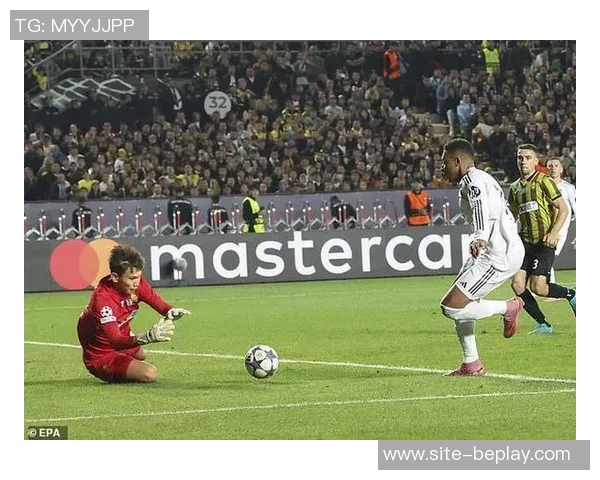 阿拉木图凯拉特门将母亲因年轻外貌走红球迷误以为是姐弟关系